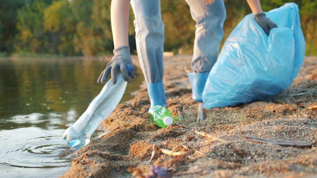 Illustration representing greenwashing in 2025 with corporate sustainability claims versus real environmental impact